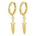 Dettaglio degli orecchini a cerchio in acciaio placcato oro 18K con ciondolo a pugnale - Stile Spada / Oro