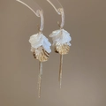 Boucles d'oreilles pendantes à pompons avec pétales blancs et accents de zircon - Gland en résine blanc doré (92#)
