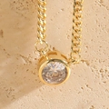 Collier en chaîne dorée avec pendentif en zircone cubique ronde sur un socle en pierre - Zirconia Rond (XL2179)