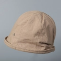 Dettaglio cappello alla pescatora in lino con texture naturale e bottone in metallo - M(56-58cm) / Cachi