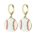 Goldene Creolen mit Baseball-Emaille-Anhängern und roten Nähten auf weißem Hintergrund - Baseball