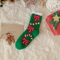 Dettaglio calzino natalizio verde con motivi festivi su pelliccia e decori festivi - Regalo di caramelle / Lunghezza media