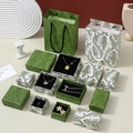Dettaglio di scatole per gioielli verde bosco con motivi damascati vintage e borse - 5*5*3cm / Bianco Smalto