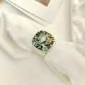 Dettaglio di un anello vintage con turchese quadrato su tessuto bianco e fascia d'argento - Aperto Regolabile / Color Acciaio