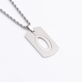 Détail macro du collier militaire en acier titane argenté avec pendentif lettre O - Lettre O / Argent