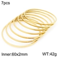 Set de 7 brazaletes apilables redondos de acero inoxidable chapado en oro 18K - Estilo de 7 Anillos (KB203094-LO) / Dorado / Interior 60x2mm