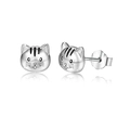 Pendientes de tuerca con cabeza de gato en plata S925 brillante sobre fondo blanco puro - Oro Blanco