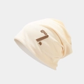 Primer plano de gorro de punto acanalado crema con parche 7th de cuero y textura suave - Talla única / Beige
