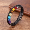 Dettaglio di 7 pietre chakra su bracciale in pelle nera con chiusura magnetica - 21cm / Nero-B