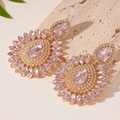 Dettaglio degli orecchini di lusso a goccia con cristalli rosa e finitura dorata - Orecchini a Goccia con Strass Rosa (Perno in Argento)