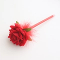 Creatieve rode roos balpen met stoffen bloemblaadjes en decoratieve verendetails - Rood
