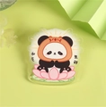 Spilla in acrilico panda su loto con raggi dorati e scritte portafortuna decorative - Panda di buon auspicio