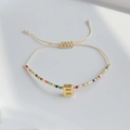 Verstellbares buntes Miyuki-Perlenarmband mit goldenem Buchstaben B im Boho-Stil - Buchstabe B