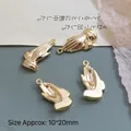 Primer plano de dijes de manos en oración bañados en oro para joyas DIY 10x20mm - Manos en Oración (10*20mm)