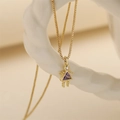 Collier doré avec pendentif petite fille et pierre violette sur support blanc - Février Violet