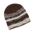 Détail d'un bonnet en maille rayée avec fil brossé doux et étiquette tissée Blank vivi - Café avec rayures blanches
