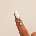 Gros plan sur une bague d'ongle argentée avec plaque ovale lisse et accent de zircon goutte - Bague en Zirconia Larme Argentée (WG-0899)