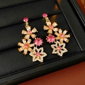 Gros plan de boucles d'oreilles fleurs vintage aux cristaux roses et dorés - Boucles d'Oreilles - Or - Rose (Tige en Acier)