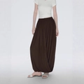 Detalle de falda pantalón asimétrica marrón oscuro que muestra la caída de la tela - S / Marrón
