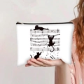 Gros plan d'une pochette en toile blanche avec motif de chat et notes de musique - Design de Thème de Musique de Chat Noir (jiaying0016)