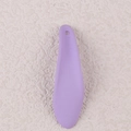 Dettaglio di un ciondolo in acrilico viola a forma di petalo con foro per orecchini - 10 Pezzi/Pacco Lungo / Viola