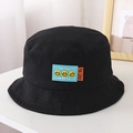 Dettaglio del cappello da sole in cotone con toppa smiley ciano ed etichetta arancione - 52cm / Nero