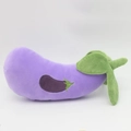 Dettaglio macro di un peluche a forma di melanzana viola con consistenza morbida - Melanzana