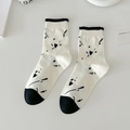 Wadenhohe Baumwollsocken in Weiß mit schwarzen Herzmustern und Rüschenrand - Einheitsgröße / Schwarzes Herz