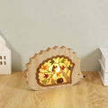 Lichtgevend houten egelornament met bosgravures en sfeervolle warme LED-verlichting - Egel