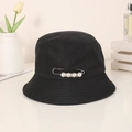 Elegante cappello a secchiello nero in cotone con spilla decorativa di perle e strass - M (56-58cm) / Spilla da Balia Nera