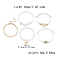 Detalle del juego de 5 pulseras de perlas multicapa con dijes de estrella de mar y ojo - Set de 5 piezas / Blanco