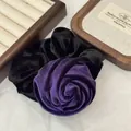 Eleganter Haargummi mit dunkelvioletter Samtrose für klassische Retro-Pferdeschwänze - Lila