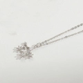 Collar con colgante de estrella plateada y circonita pera sobre cuero blanco - Estrella (Plata)