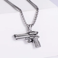 Primo piano del ciondolo a forma di pistola in acciaio inox argento stile vintage - Colore Acciaio (senza catena)