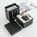 Detalle del set de regalo de taza de cerámica negra con mango de madera y caja elegante - Caja de regalo negra con bolsa