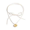 Collier minimaliste avec pendentif cœur doré et cordon en daim blanc cassé élégant - Blanc
