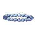 Blaues facettiertes 10mm Naturkristall-Perlenarmband auf einem sauberen weißen Hintergrund - Blau