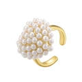 Vista dettagliata dell'anello aperto dorato con perle bianche per un look elegante - Cuore d'oro