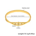 Detailweergave van 18k vergulde roestvrijstalen armband met zirkoon bloemen en de afmetingen - Binnendiameter ca. 6 cm/Breedte 1 cm / Gouden Armband-Z512