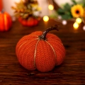 Citrouille décorative orange en tricot avec tige réaliste sur une table en bois rustique - Citrouille en tissu tricoté orange