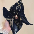 Elegante coletero negro con patrón de jacquard de bambú dorado en un diseño cuadrado grande - Bambú Clásico (Dorado)