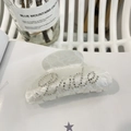 Eleganter weißer Acryl Haarklammer mit Kristall 'Bride' Schriftzug auf einem Buch - 8.5cm / Weiß Doppelseitig Strass Bride Buchstabe