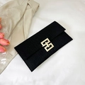 Pochette nera in pelle di coccodrillo con fibbia geometrica dorata su bianco - Nero