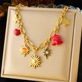 Collana dorata con ciondoli a stella e cuore rosso su supporto in pelle beige - Stile Boho con Pendenti Multipli (N3111)