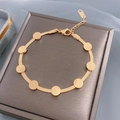 Élégant bracelet chaîne serpent dorée avec disques métalliques lisses sur boîte cadeau - |n633