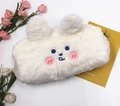 Dettaglio dell'astuccio a forma di coniglio in peluche bianco con orecchie e ricami - Bianco