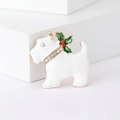 Spilla smaltata a forma di cucciolo con foglie di agrifoglio verdi su cubi bianchi moderni - Bianco