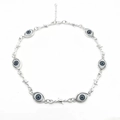 Gothic Silberkette mit Dämonenauge-Anhänger und Stacheldraht-Design auf weißem Grund - Silber