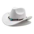Chapeau de cowboy blanc en feutre avec ruban ethnique en perles turquoise sur fond blanc - M (56-58cm) / Blanc