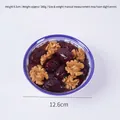 Modelo de comida 1:1 con dátiles rojos y nueces en un cuenco de porcelana azul clásico - Nueces con Dátiles